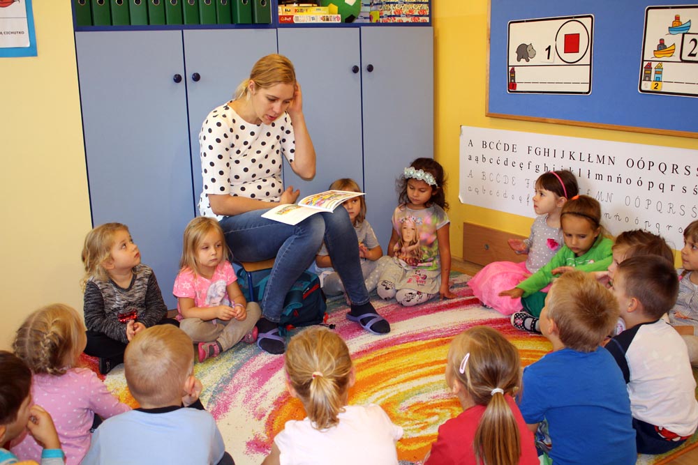 Mama Natalii w Groszkach czyta dzieciom w ramach akcji „Poczytaj mi mamo, poczytaj mi tato”